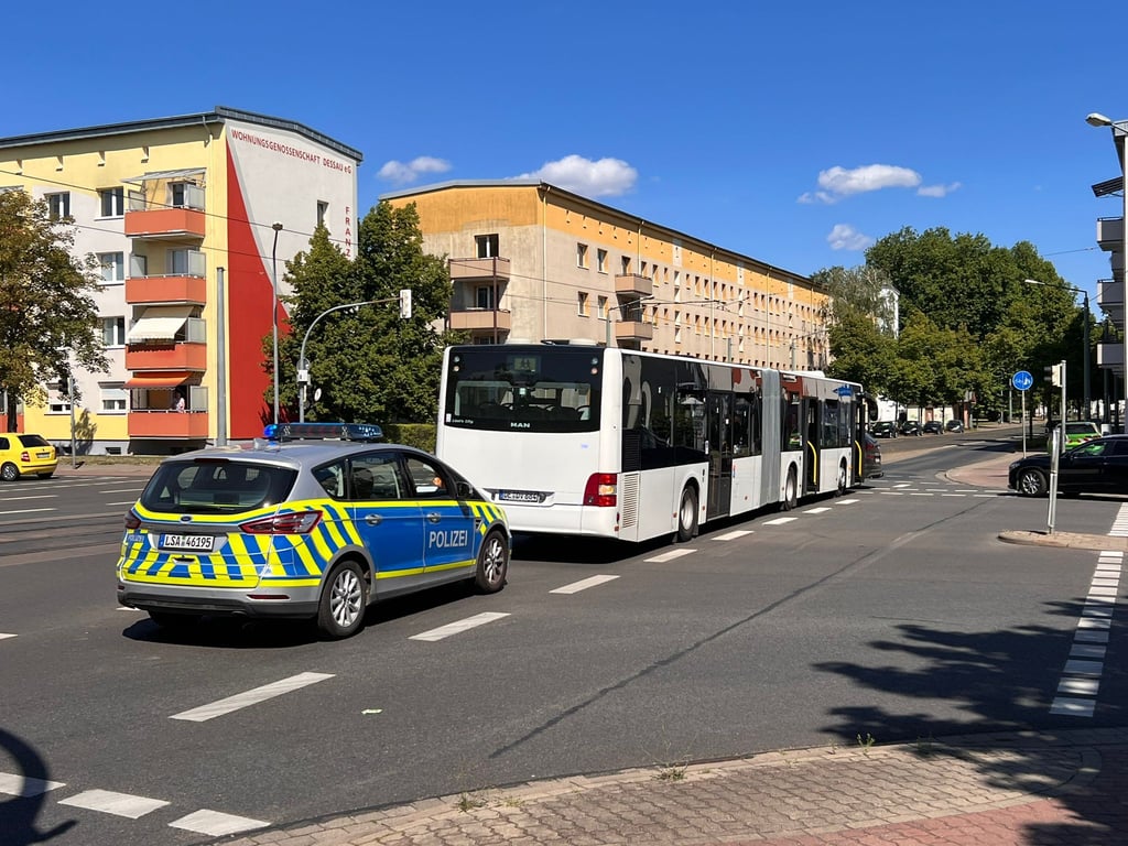 In Dessau sind am Mittwoch ein Pkw und ein Schulbus miteinander kollodiert.