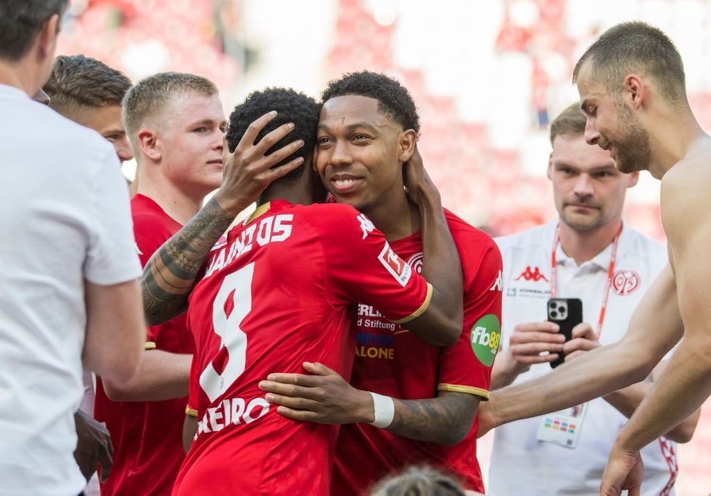 Der Mainzer Jean-Paul Boetius Mainzer verabschiedet sich nach Spielende von seinen Mitspielern und Fans.
