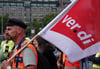 Hafen-Beschäftigte mit Verdi-Fahnen bei einem Protestzug im Mitte Juli in Hamburg.