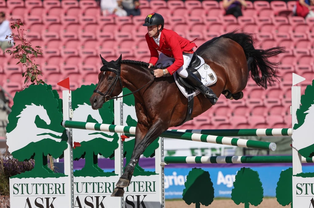 Marcus Ehning kam bei seinem flotten Ritt auf Stargold mit vier Strafpunkten aus dem Parcours.