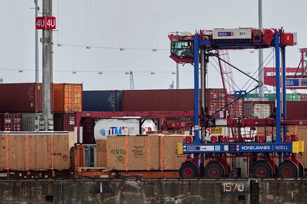 Ein Container-Carrier fährt auf dem Gelände des Container Terminals Burchardkai (CTA).