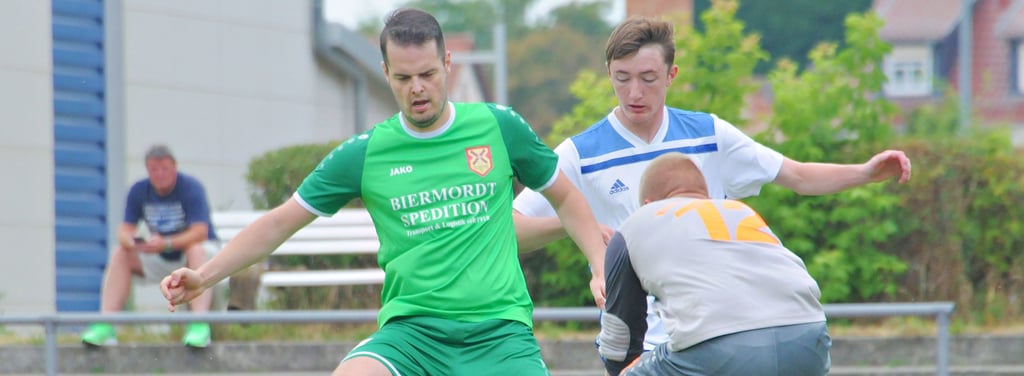 Für Tom Stüber (l.) und Niklas Voß (r.) vom TSV Grün-Weiß Kleinmühlingen/Zens steht am Wochenende der Pflichtspielstart auf der Agenda. In der ersten Runde des Landespokals steht das Duell gegen TuS Wahrburg an.