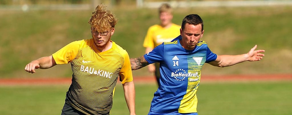 Marius Gieselberg (links) war Dreh- und Angelpunkt im Spiel von Jahrstedt. Hier behauptet er den Ball vor Beetzendorfs Tim Langenbeck.