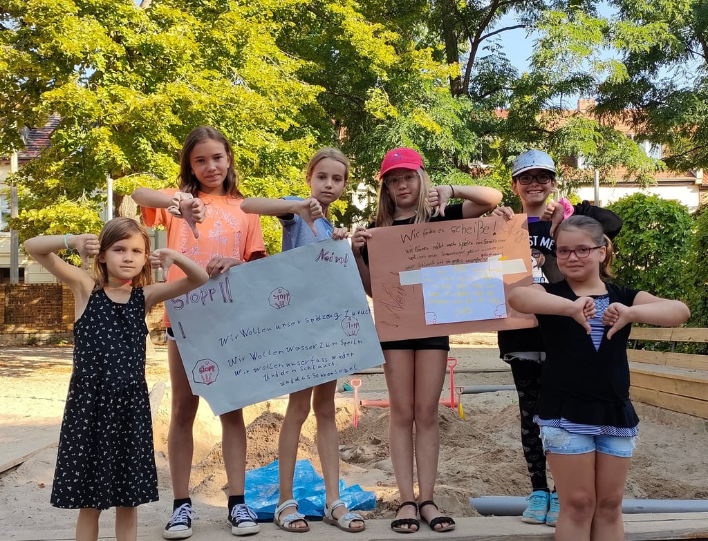 Die Kinder des Grundschulhortes Franz-Mehring protestieren wegen des Diebstahls auf dem Schulgelände.