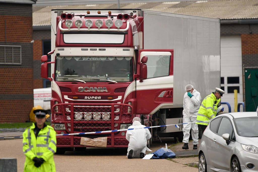 Polizisten und Mitarbeiter der Spurensicherung am LKW, in dem die 39 Leichen entdeckt wurden (Archiv).