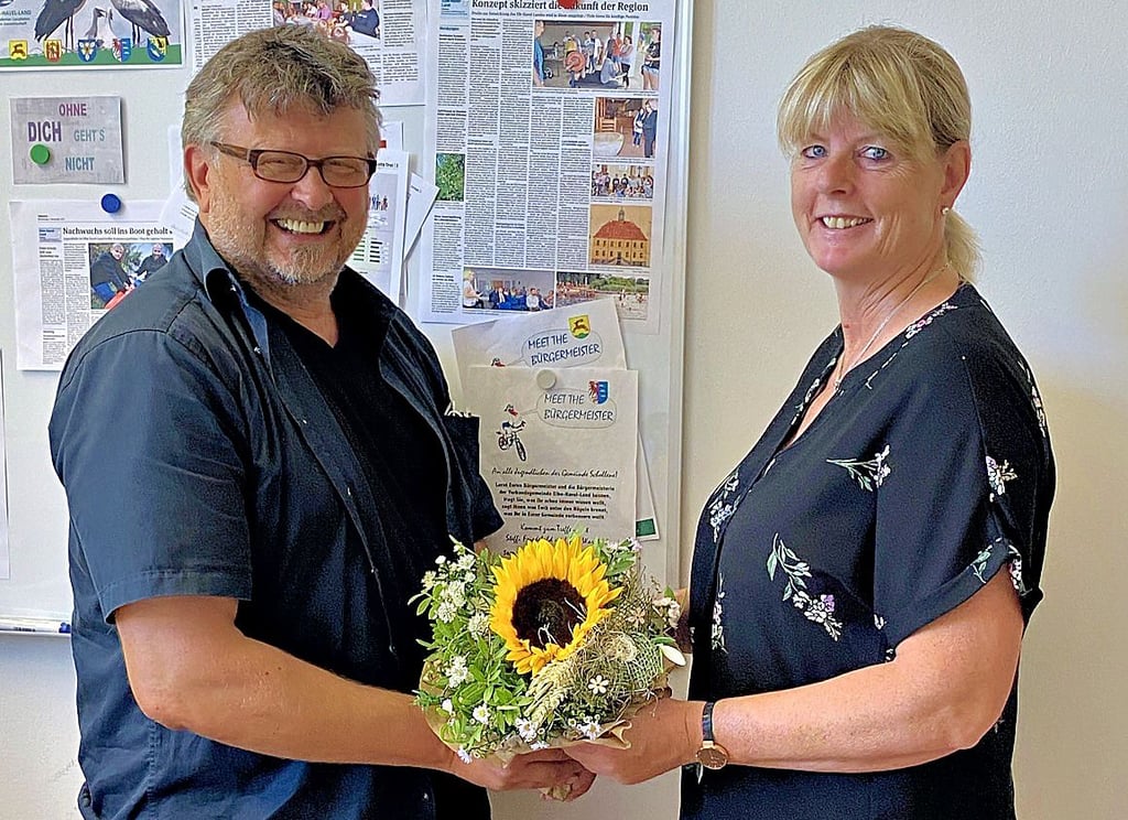Gerhard Faller-Walzer nahm seine Arbeit als Projektmanager auf, Steffi Friedebold empfing ihn mit Blumen.