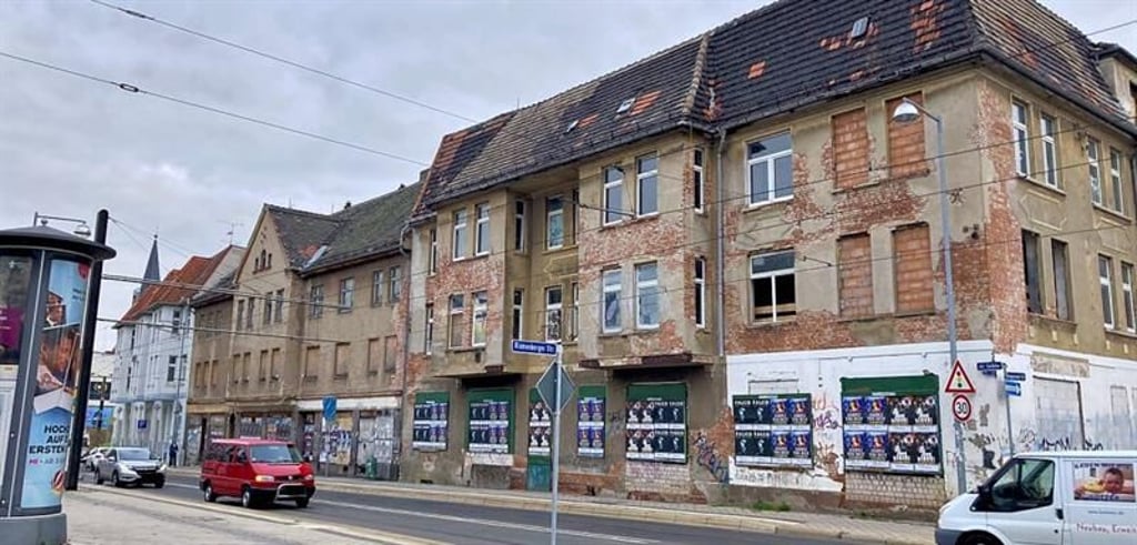 Häuser wie diese am Engpass in Magdeburg-Salbke müssen noch saniert werden (hier eine Aufnahme vom Frühjahr 2022). Teils gibt es dafür auch schon - wie hier - Pläne. Dank der Großinvestition des Chipriesen Intel könnte es auch für andere Altbauten entlang der alten "Perlenkette" jetzt Hoffnung geben. Das Interesse daran wächst bereits.