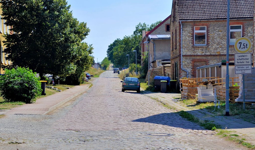Eine schlimme Buckelpiste. Endlich kann die Straße mihilfe von Fördermitteln im nächsten Jahr saniert werden.