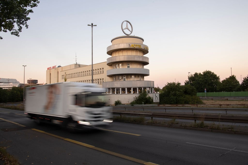 Ein Lkw befährt die Avus in Berlin.