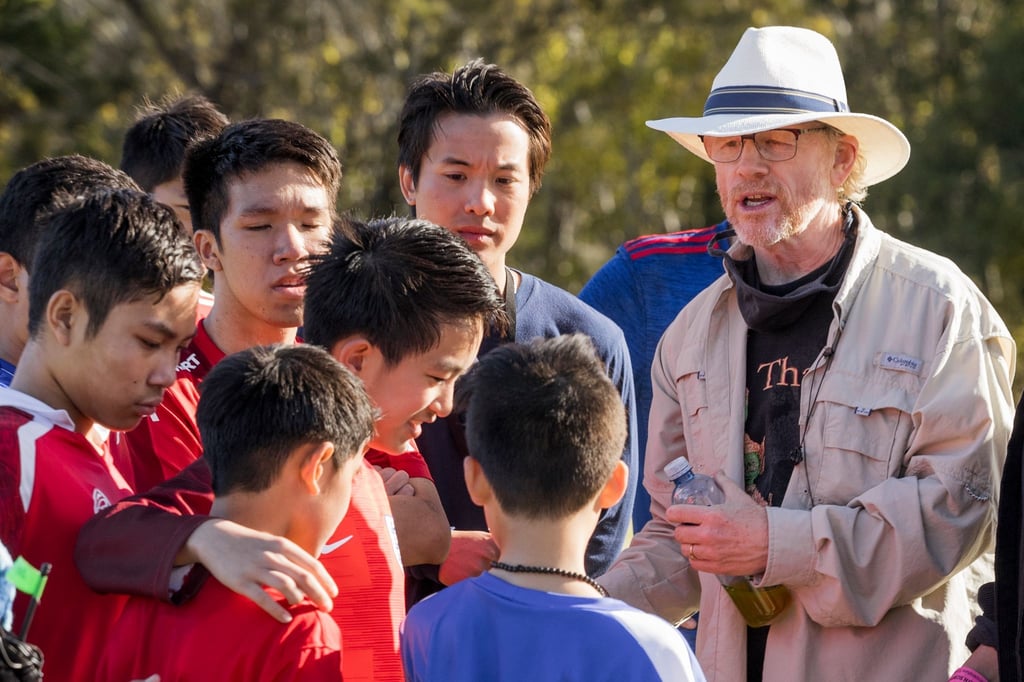 Oscar-Preisträger Ron Howard (r) am Set von "Thirteen Lives" mit Darstellern.