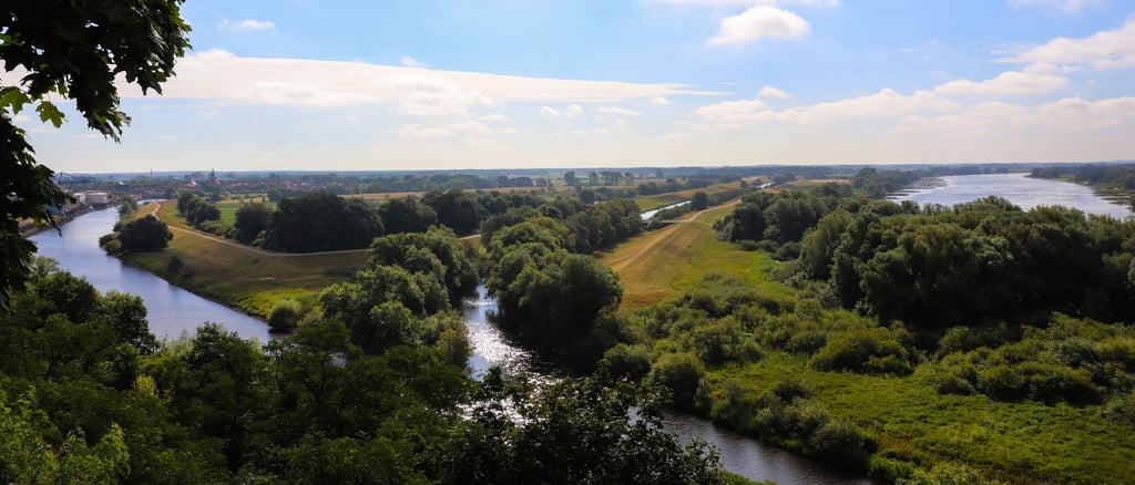 Ein Bild, drei Flüsse: An der Grenze von Mecklenburg-Vorpommern und Niedersachsen fließen Sude und Boize in die mächtige Elbe.