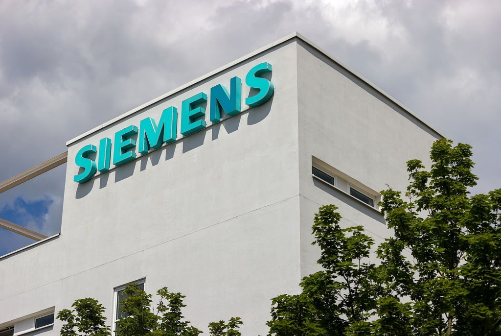 Das Leipziger Siemens Werk für Niederspannungsschaltanlagen. Abschreibung auf Energy und Russland drücken Siemens tief ins Minus.