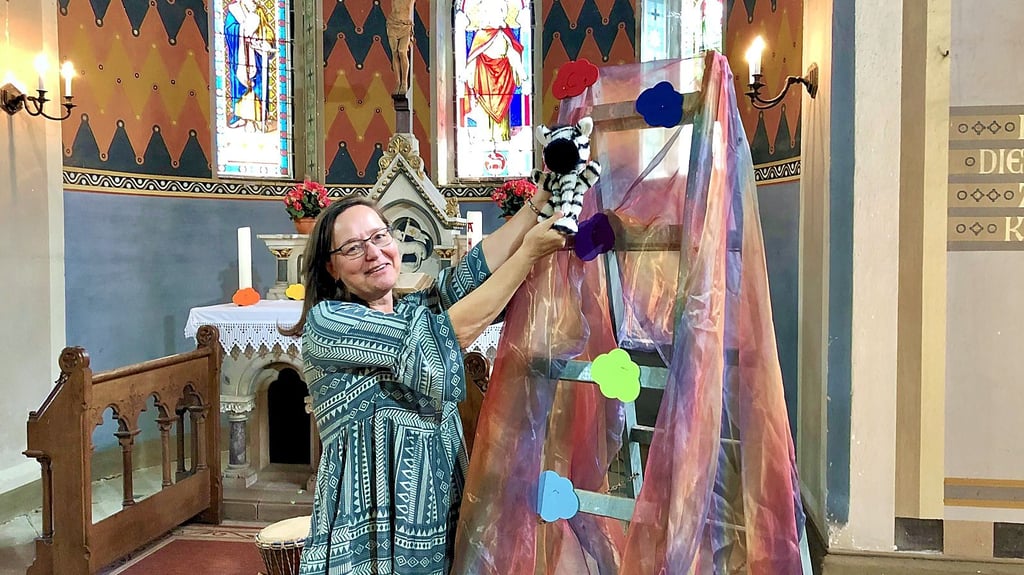 Elvira Mahler bereitet alles für den Workshop „Farbenfrohe Musikwelt“, der in der kommenden Woche in der Kirche Haardorf stattfindet, vor.