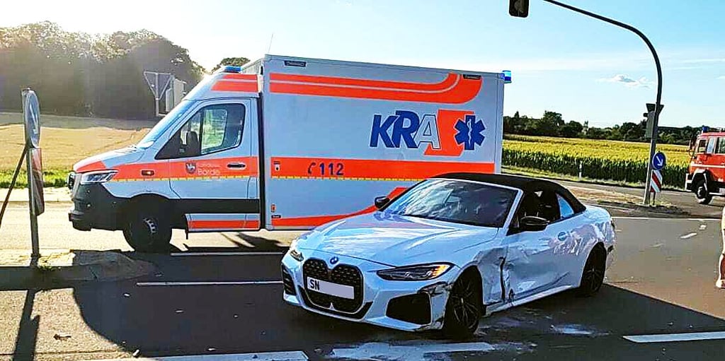 Beim Unfall am vergangenen Sonnabend auf der B81 am Abzweig zur L70 nach Wolmirsleben wurde der BMW des Versursachers mit britischem Kennzeichen stark beschädigt.