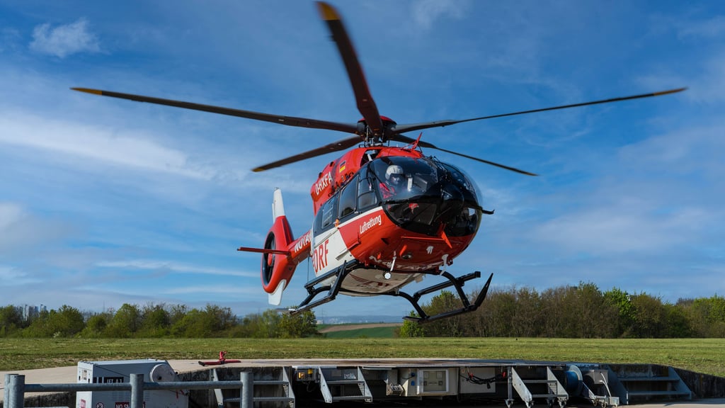 Nach dem Unfall bei Querfurt musste ein Verletzter mit dem Rettungshubschrauber abtransportiert werden.