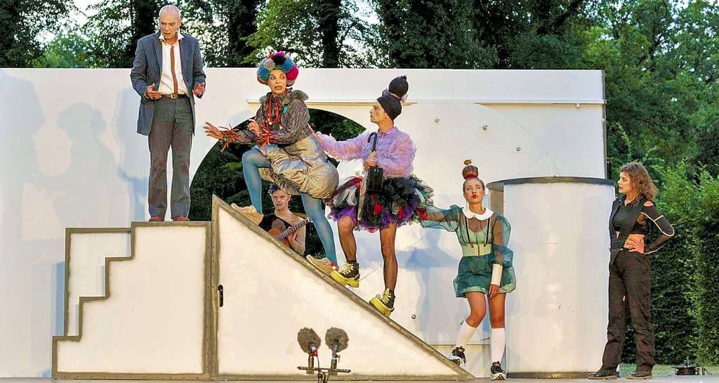 Auf der Bühne stehen George Peetz (v. l.), Arne Assmann, Camilla Hiepko, Felix Isenbügel, Hannah Prasse und Julia Borgmeier.