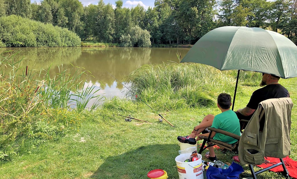 Im Weickelsdorfer Teich ist der Wasserstand um rund 30 Zentimeter gesunken. Angler lockt es trotzdem an das idyllische kleine Gewässer.