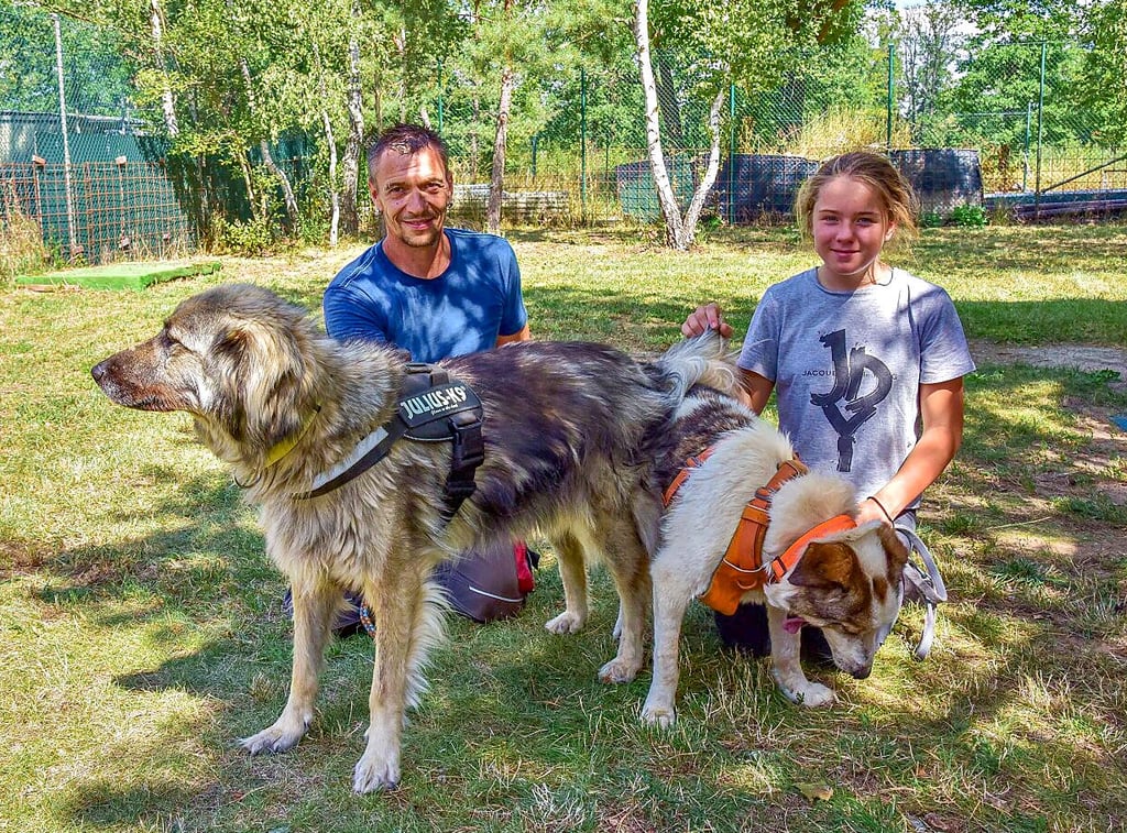 Tiere sind Tag für Tag zu versorgen: Matthias Bachmann kümmert sich bei den Hunden um Landa und Praktikantin Anna-Lina Streitberger um Benji.