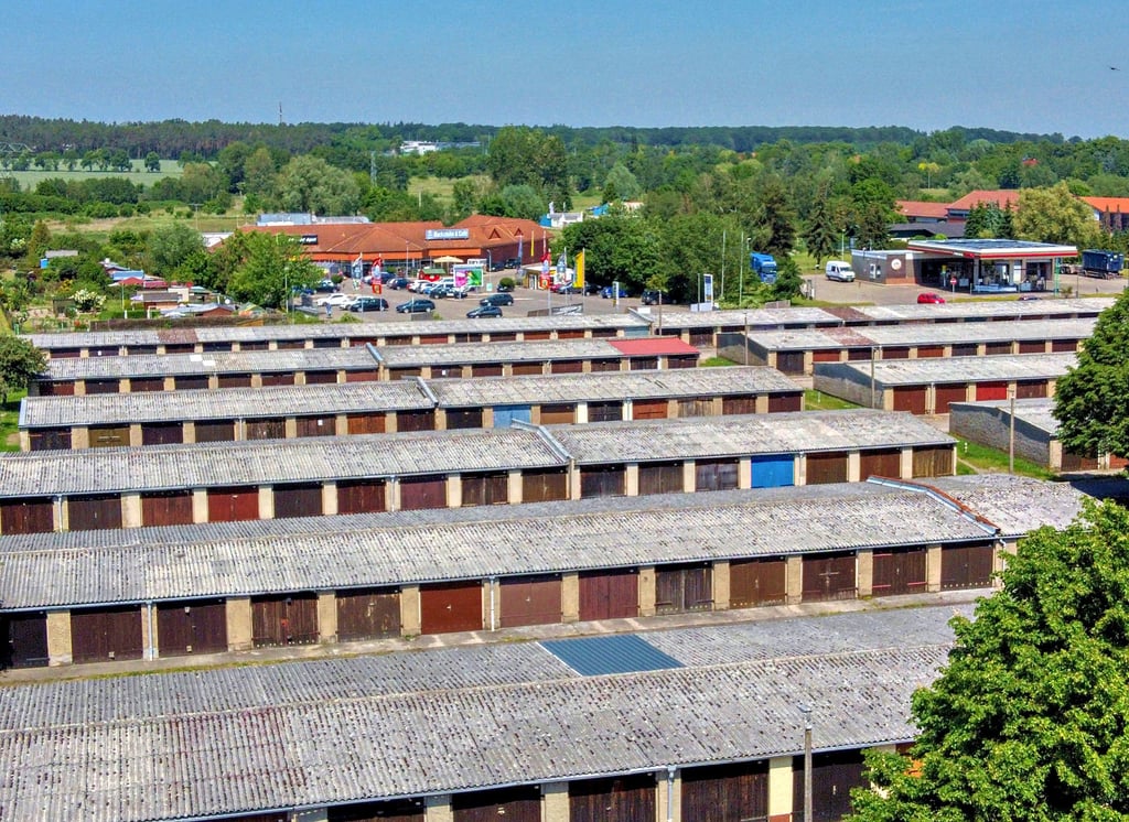 Blick über Garagenreihen auf dem Hof III in Osterburg hin zum Edeka-Markt auf der gegenüberliegenden Seite der Bismarker Straße.
