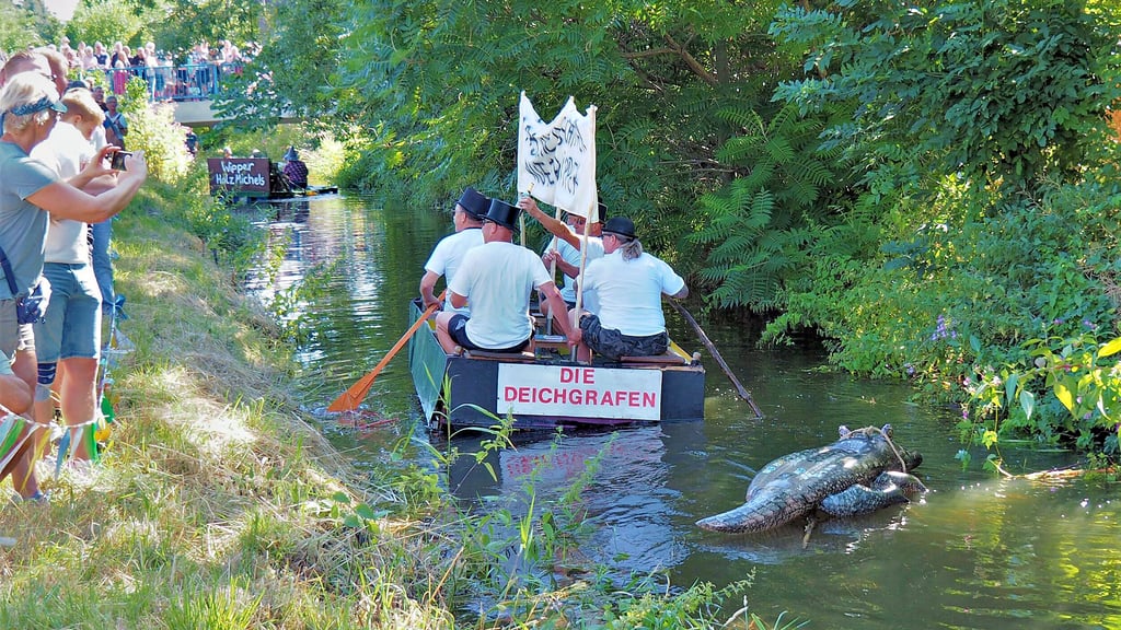 Die Deichgrafen haben das gerade erst entdeckte Krokodil im Schlepptau.