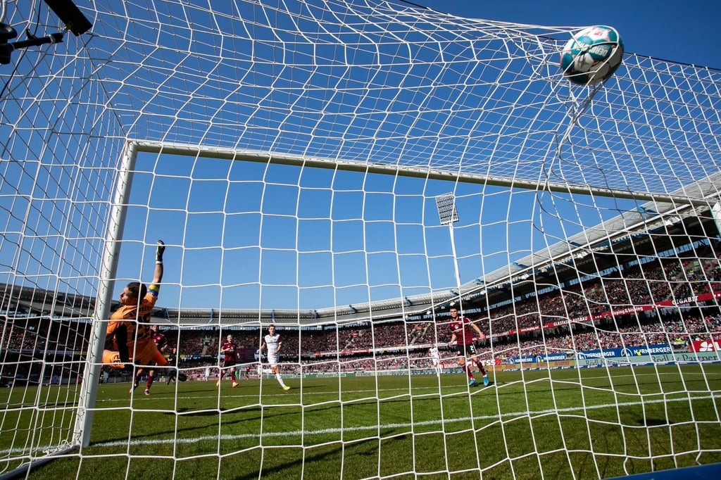 Ein Spielball landet im Tor.