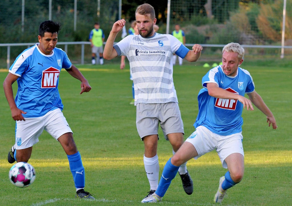 Nils Lautenschläger (rechts) trennt hier Brandenburgs Kapitän Adrian Jaskola (Mitte) vom Ball.