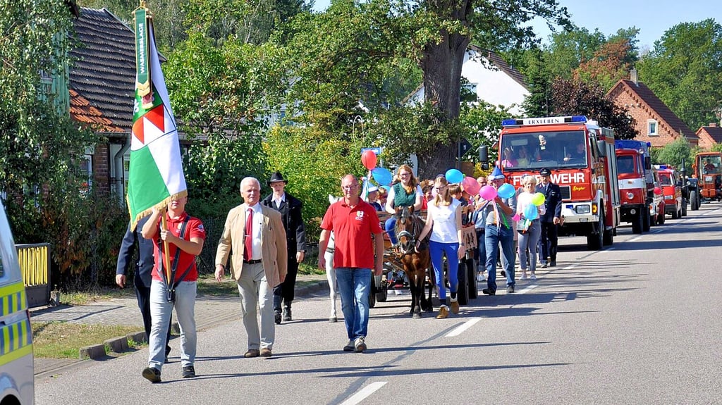 Vorneweg die Königsmarker Fahne, dahinter Ortsbürgermeister Rainer Moser (parteilos). So zogen die Königsmarker während des Dorffestes 2019 durch ihren Ort.