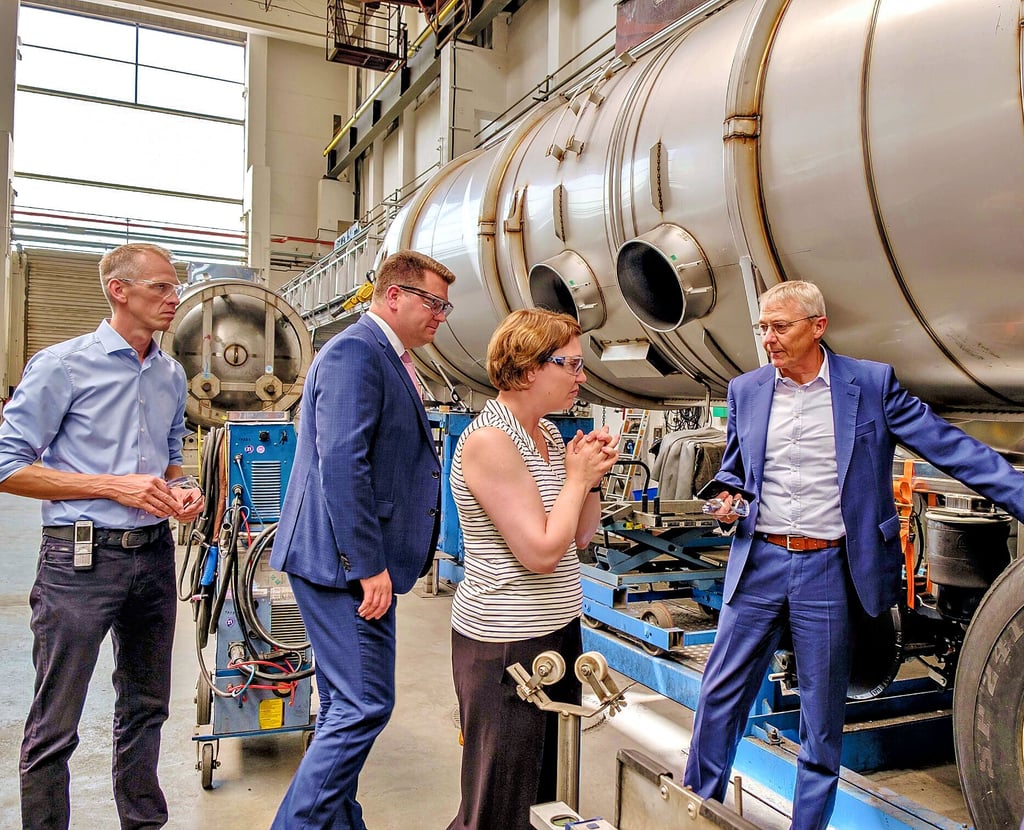 Landrat Christian Tylsch (2. v. links) besucht mit Staatssekretärin Stefanie Pötzsch (Ministerium für Wirtschaft, Tourismus, Landwirtschaft und Forsten) die Feldbinder Spezialfahrzeugwerke GmbH in Wittenberg.