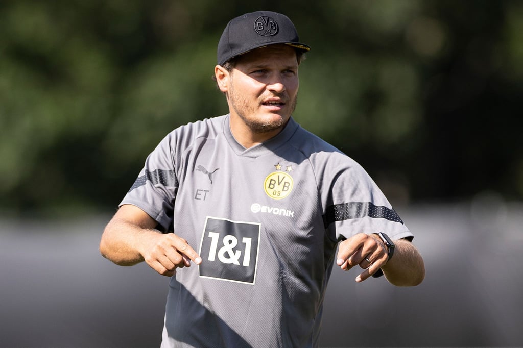 BVB-Trainer Edin Terzic erklärt während des Trainings eine Übungsform.
