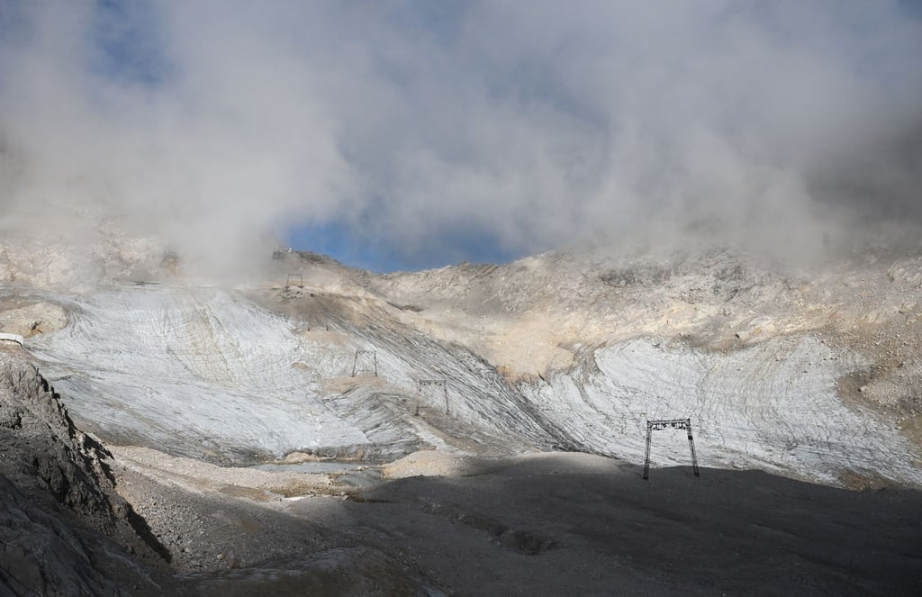 Blankeis ist am nördlichen Schneeferner. Das Eis des Blaueisgletschers, des Schneeferners auf der Zugspitze sowie des Höllentalferners ist innerhalb nur eines Jahres deutlich zurückgegangen.