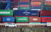 Ein Fahrzeug steht auf dem Gelände des Container Terminals Burchardkai (CTA) vor zahlreichen Containern.