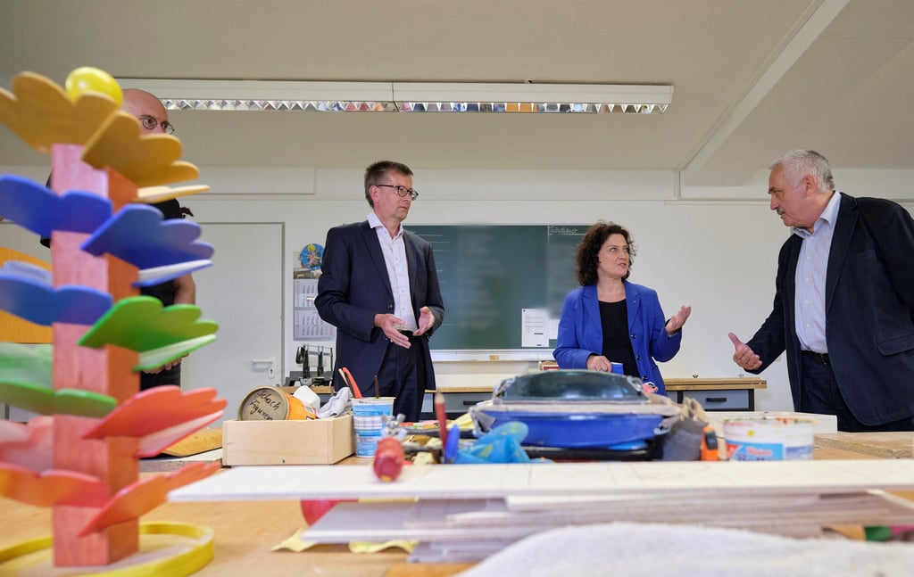 Burkhard Blienert, Sucht- und Drogenbeauftragter der Bundesregierung, Carola Reimann, Vorstandsvorsitzende des AOK-Bundesverbandes, und Uwe Salomon von der AOK Sachsen-Anhalt (von links) bei ihrem Besuch der Werkstatt des Sozialtherapeutischen Zentrums in Halle