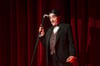 Die Schauspielerin Katharina Thalbach als Privatdetektiv Hercule Poirot steht bei einer Fotoprobe zu „Mord im Orientexpress“ auf der Bühne im Schillertheater.