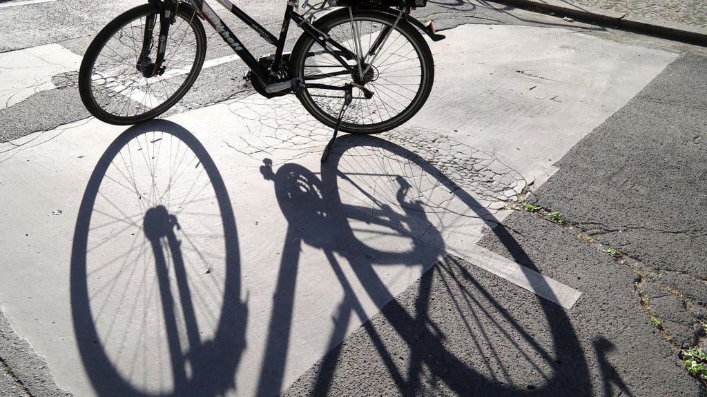 Ein als Baum verkleideter Mann hat im bayerischen Ingolstadt eine Fahrradfahrerin erschreckt..