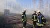 Rettungskräfte der Feuerwehr bekämpfen einen größeren Waldbrand in Schierke.