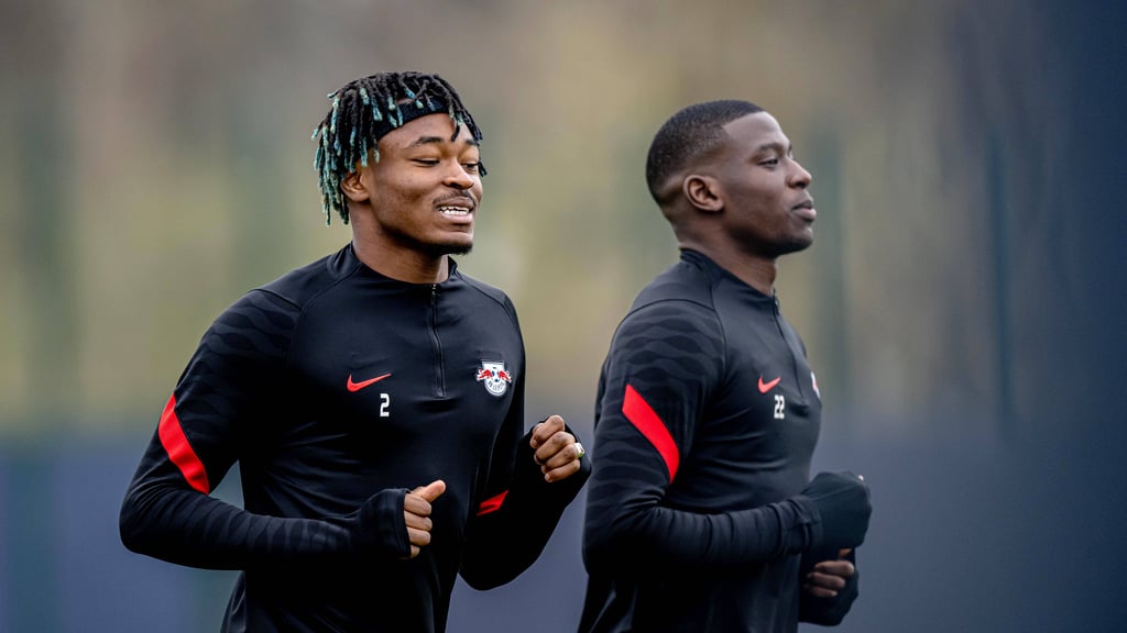Bald wieder zusammen in einem Team? Leipzigs Mohamed Simakan (l.) und Neu-Pariser Nordi Mukiele