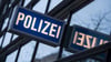 Der Schriftzug "Polizei" an einem Polizeirevier.
