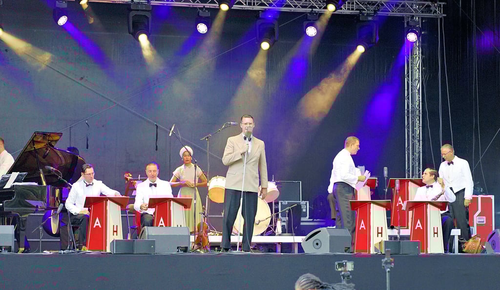 The Swingin Hermlins kommen nach Jerichow. Die Band spielt – bis auf den Gesang – unverstärkt, so wie damals üblich. Garderobe, Pulte, Mikrofone und Instrumente sind Originale oder deren perfekte Kopien.
