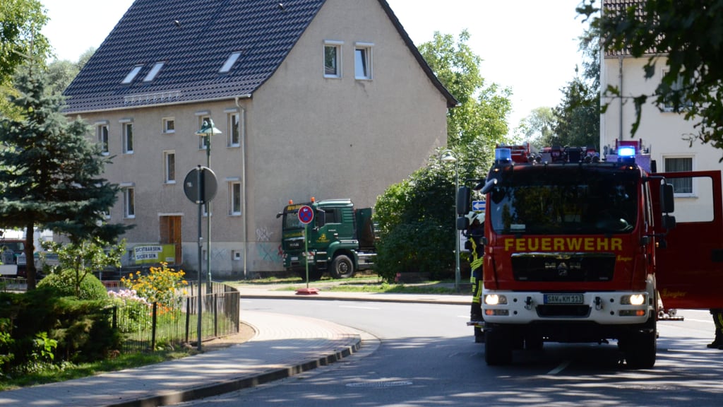 Gasaustritt auf einer Baustelle – Sanierung eines Altneubaus – in der Schulstraße in Kalbe. Die Feuerwehr sperrt die Straße weiträumig ab. Auch Fußgängern wird das Passieren nicht gestattet – Gefahr im Verzug.