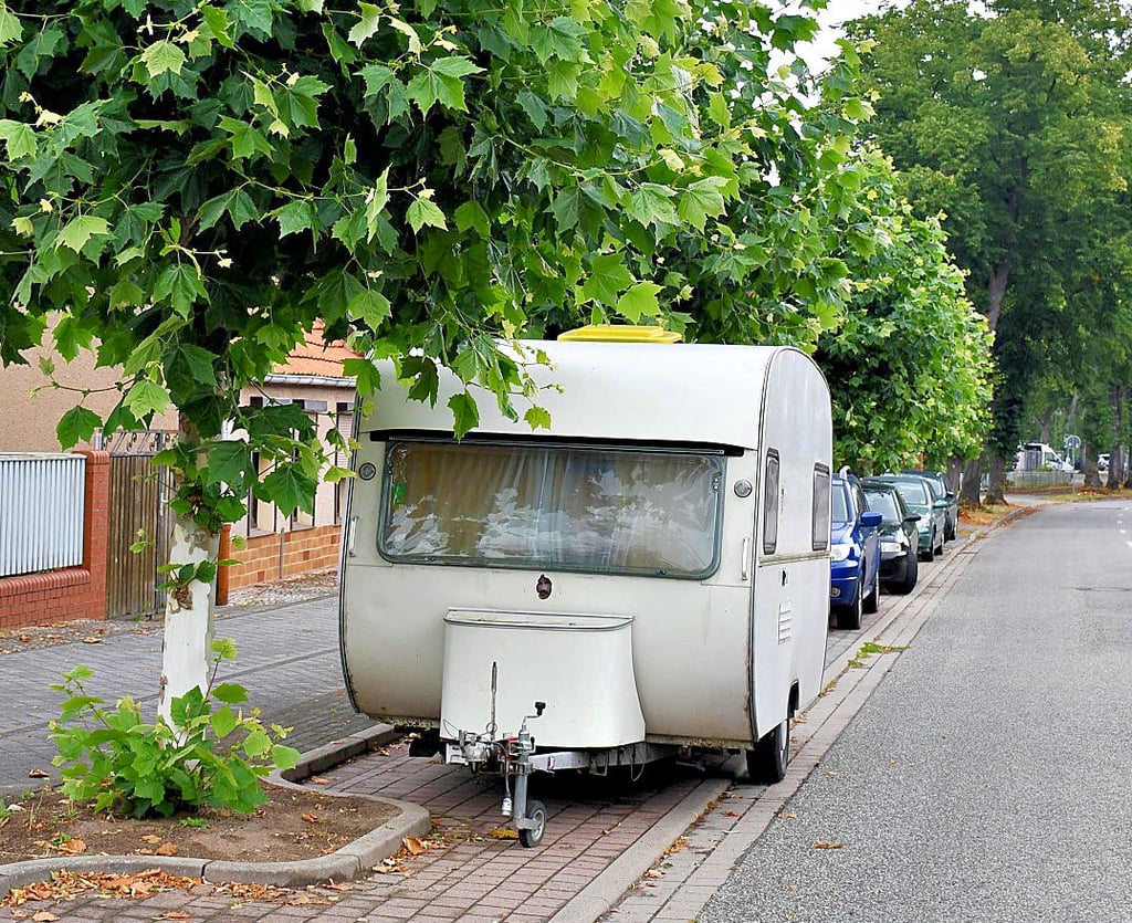 Ein Wohnwagen unter Bäumen an der Töbelmannstraße: Diese Aufnahme steht symbolisch für den in Arendsee gehegten Wunsch, noch mehr naturnahe Stellflächen anzubieten.