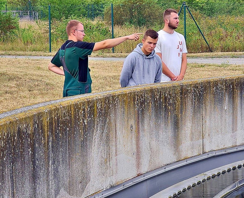 Franz Priegnitz, Jungfacharbeiter für Abwassertechnik, erklärt Julien Klytta und Kevin Siebert die einzelnen Prozesse der Reinigung des Abwassers.