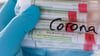 Proben für Corona-Tests werden im Diagnosticum-Labor in Plauen für die weitere Untersuchung vorbereitet.