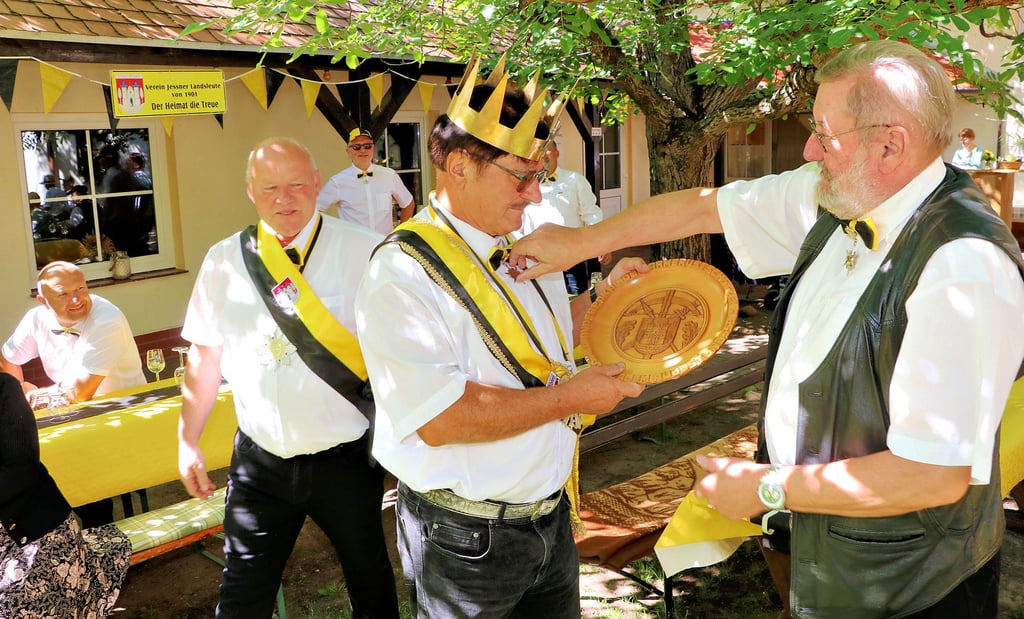Der neue König der Armbrustschützen Schwarz-Gelb, Roland Mühlbach, wird gekürt. Präsident Bernd Kleiner (rechts) übernimmt das im Beisein des Vizekönigs Jens Köppe.
