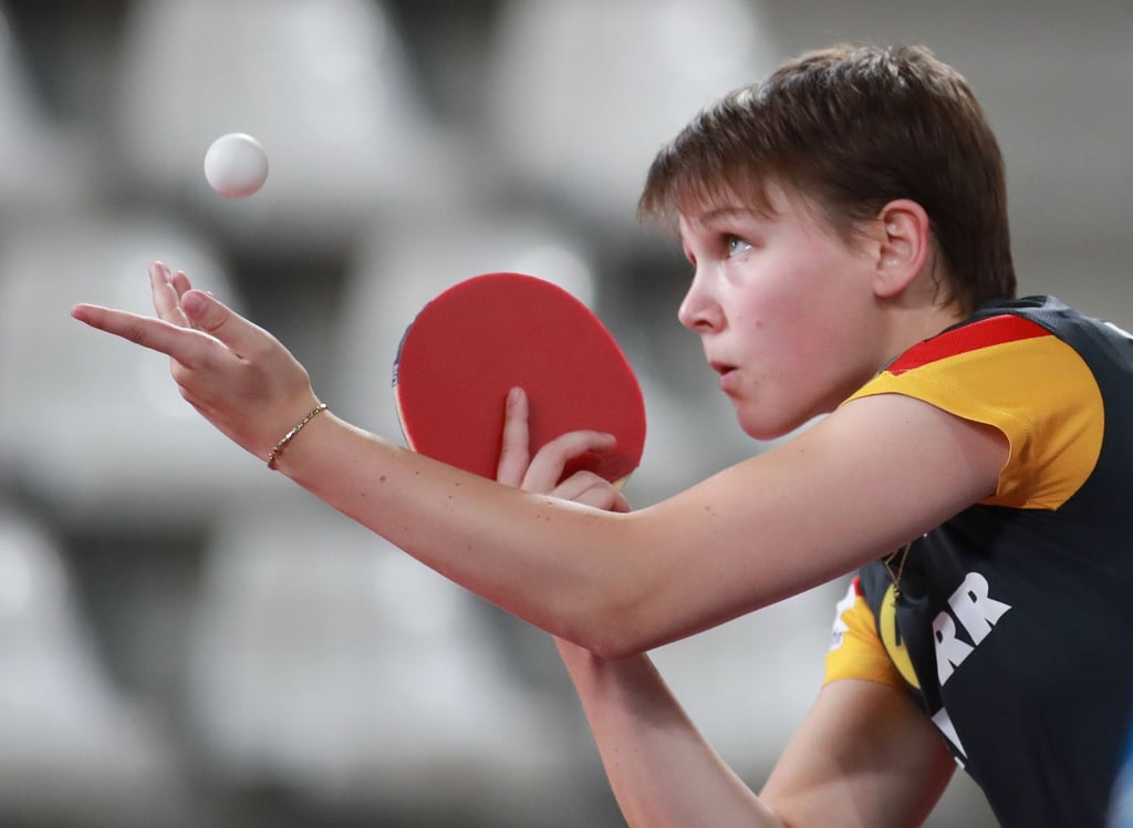 Die Tischtennis-Spielerin Nina Mittelham in Aktion.