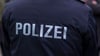 „Polizei“ steht auf der Uniform eines Polizisten.