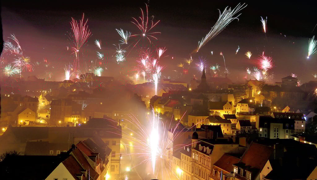 Erstmals soll in Bernburg ein zentrales Silvesterfeuerwerk abgeschossen werden. Für die Pyroshow sammelt die Stadt ab sofort Spenden.