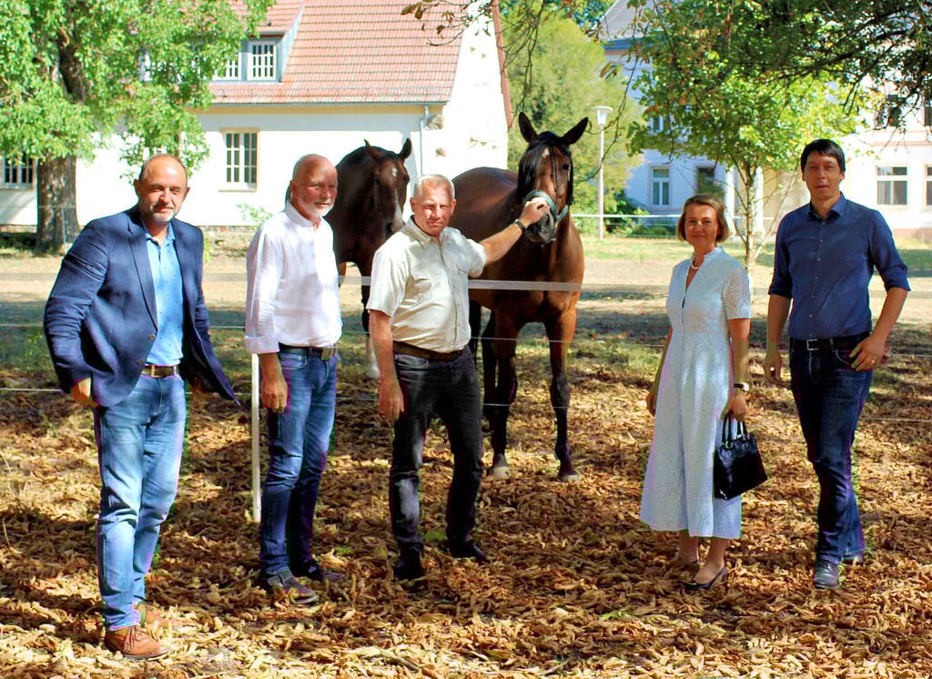 Der CDU-Politiker Thomas Staudt (links) und Landrat Patrick Puhlmann (rechts) besuchten Marlene Brühl, Torsten Roloff (Mitte) und Wolf-Dieter Kösling, die das Pferdedorf Billberge entwickeln wollen.