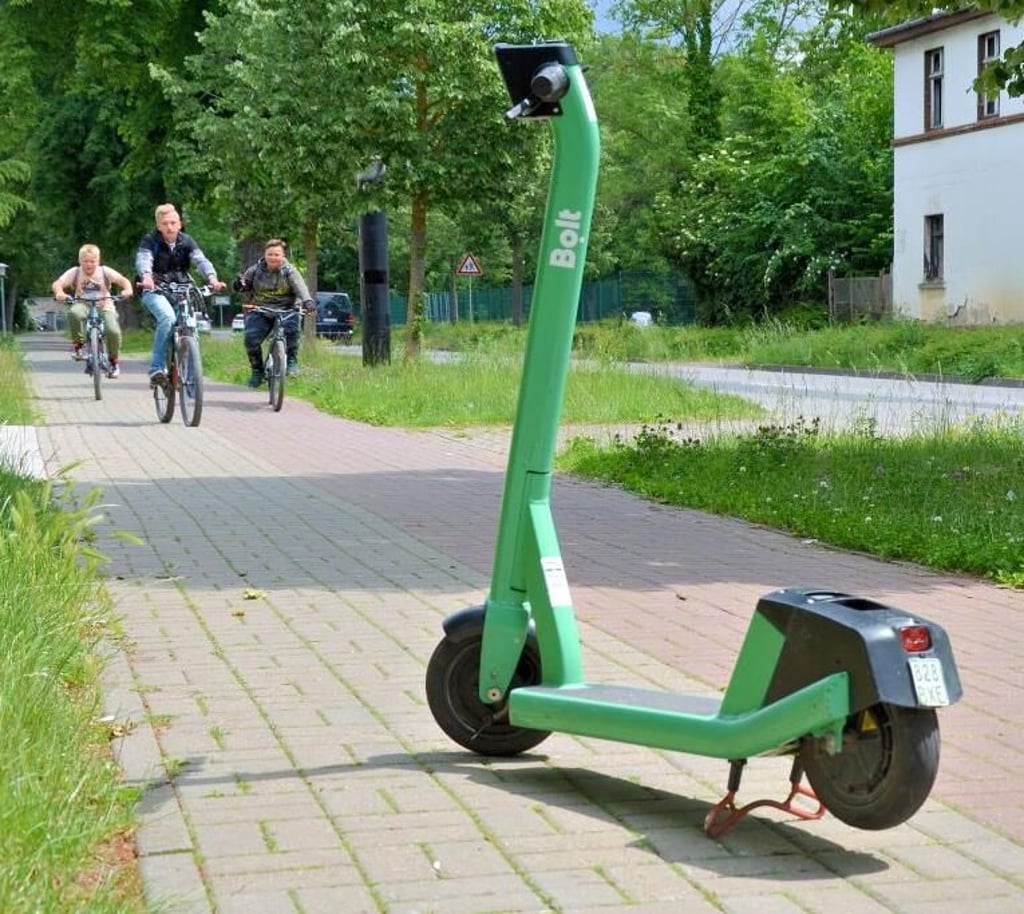 In Staßfurt gehören die Roller bereits zum Stadtbild. Gegenüber Fahrrädern sind die Elektro-Zweirräder laut Studien die umweltschädlichere Variante.