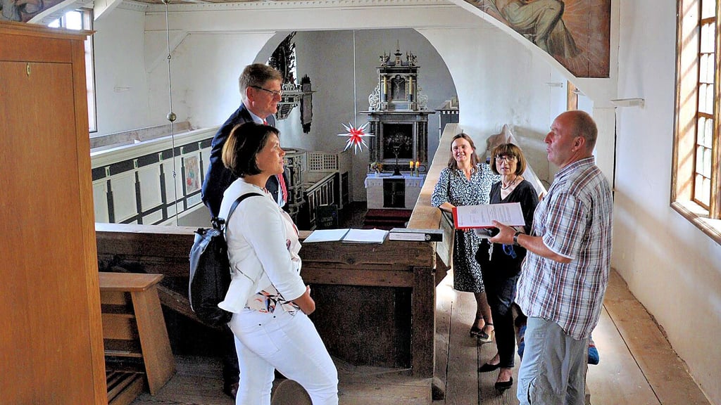 Jens Eckhardt und Ines Sommer von der Sparkasse MagdeBurg (li.) im Gespräch mit Architektin Heidrun Fleege (mitte), Rüdiger Schnapp und Yvonne Pilz vom Förderverein.