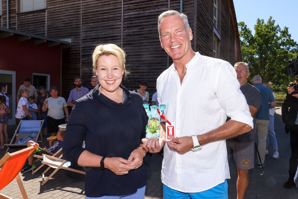 Berlins Regierende Bürgermeisterin Franziska Giffey übergibt Henry Maske eine „Berliner Bär Figur“.